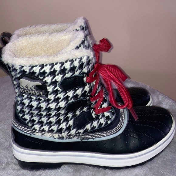 Sorel Shoes - Sorel women’s size 6 houndstooth snow boots